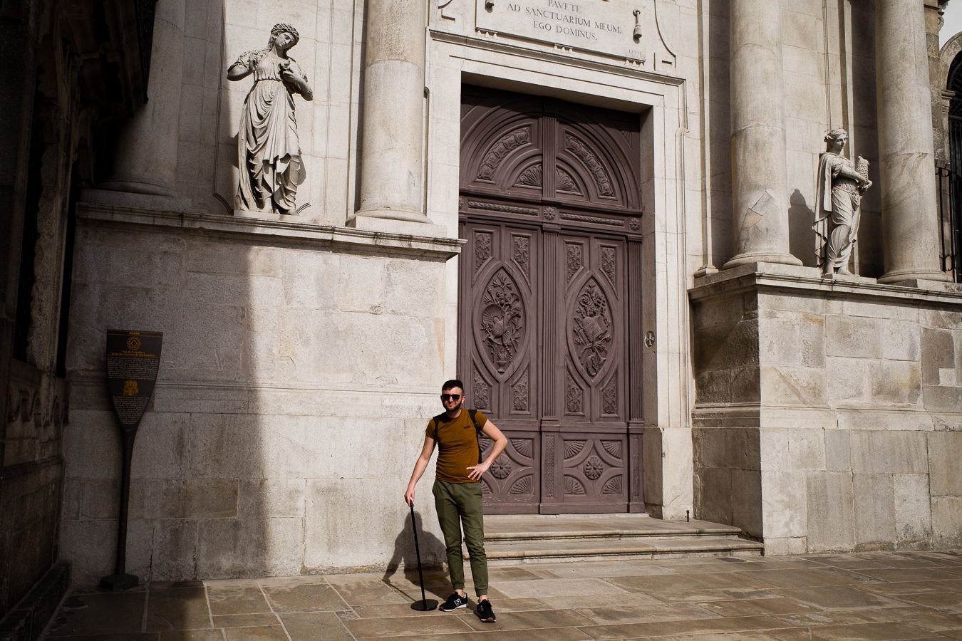 Un turista que es una estatua, en Oporto.