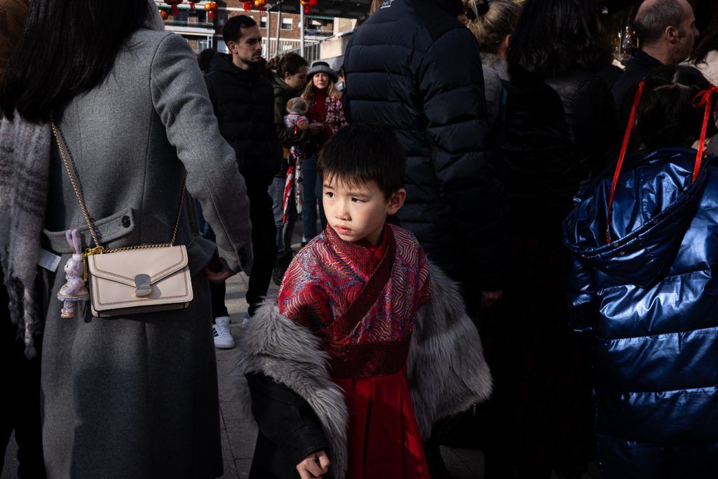 Un niño vestido con traje tradicional celebra el Año Nuevo Chino en Usera.