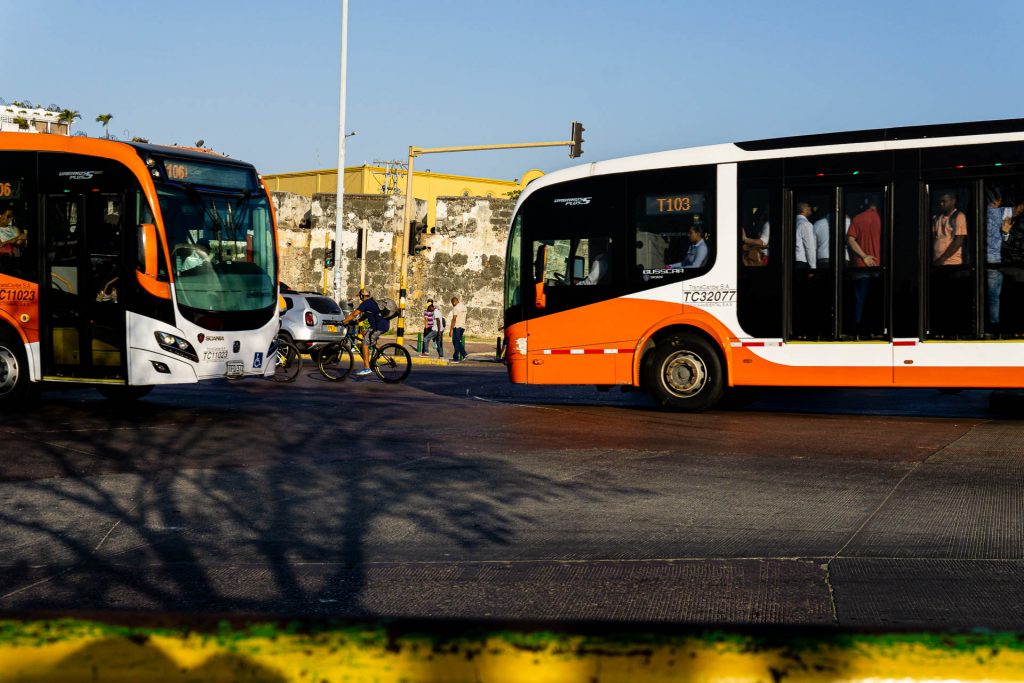 transporte-naranja-bajo-el-sol-jota-barros